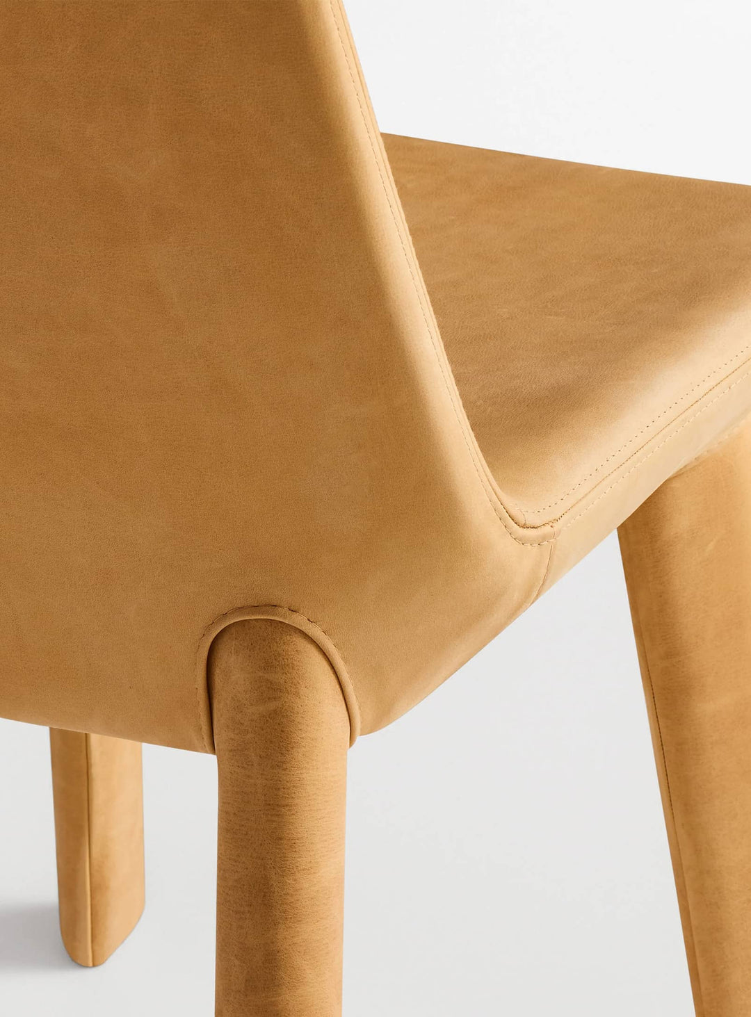 Chaise Blu Dot Neat : une assise tapissée au confort moelleux et au design intemporel. camel leather