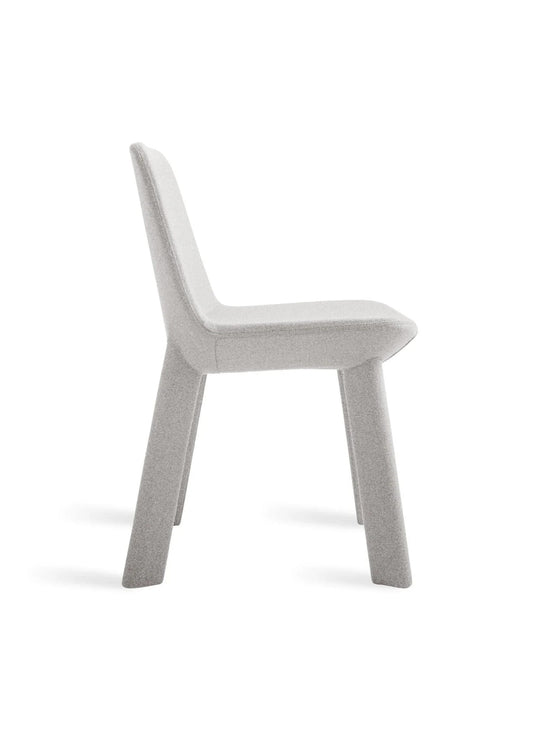 La chaise Blu Dot Neat associe coque en bois, mousse moulée et structure robuste. gris clair