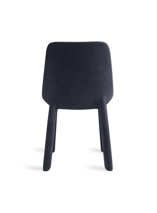 Chaise Blu Dot Neat : un design enveloppant qui apporte du caractère à votre intérieur. ink leather