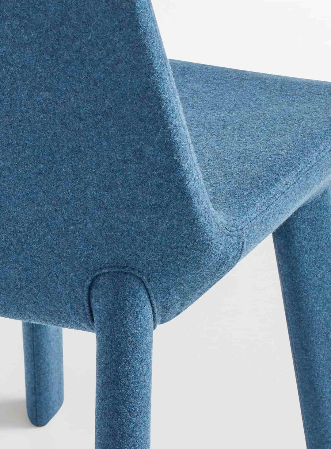 La chaise Blu Dot Neat séduit par son confort durable et ses finitions raffinées. bleu