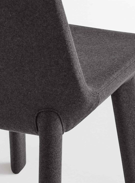 La chaise Blu Dot Neat apporte une touche design à votre salle à manger. charbon