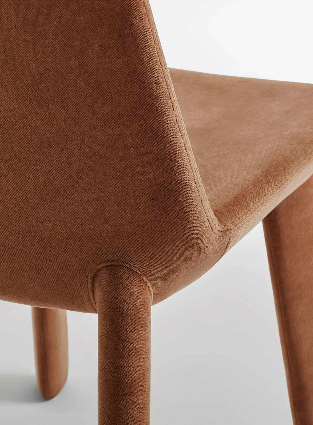 Chaise Blu Dot Neat : une chaise confortable pensée pour un usage quotidien. copper velvet