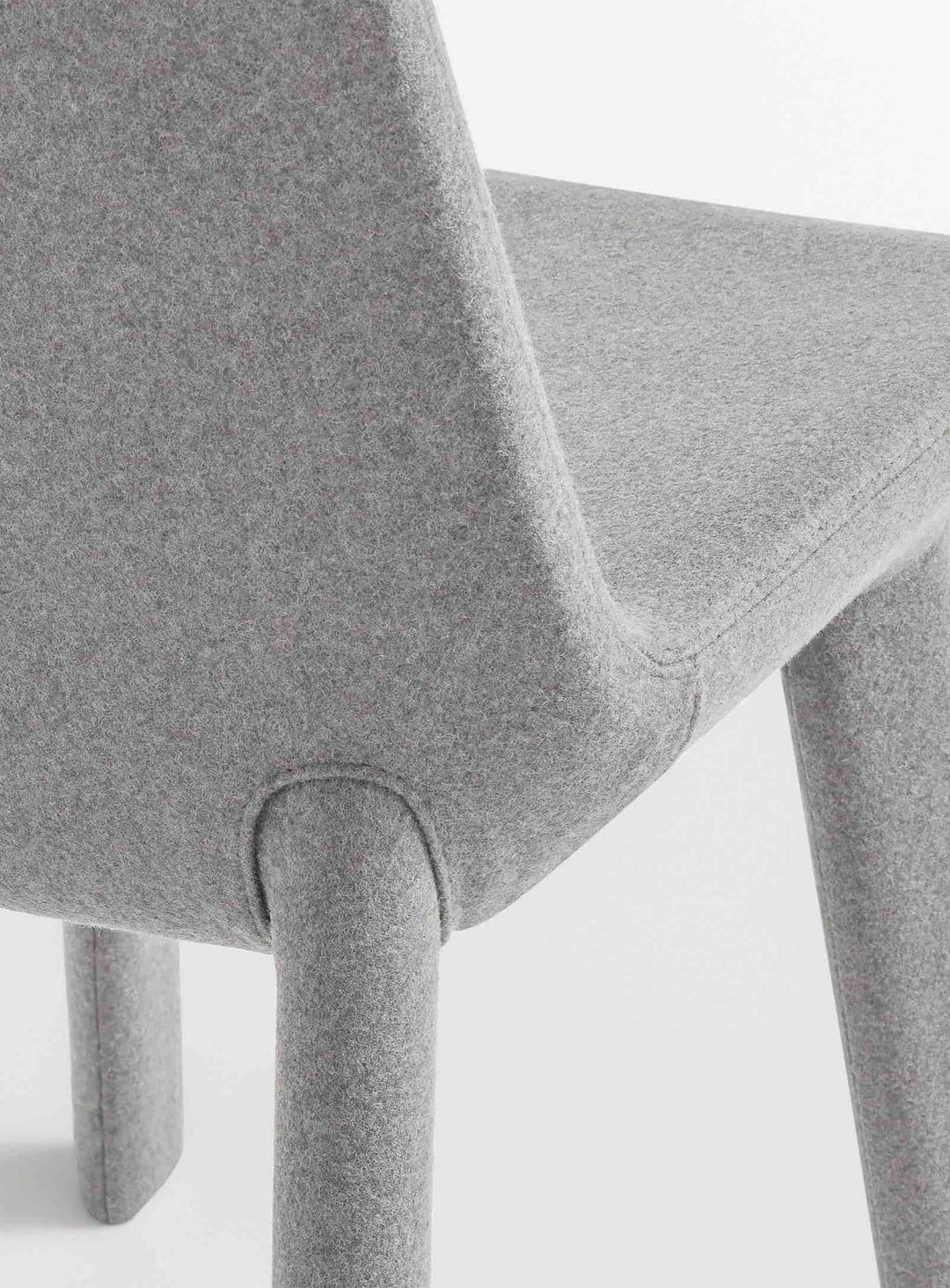 Chaise Blu Dot Neat : une assise contemporaine aux matériaux de qualité. gris clair
