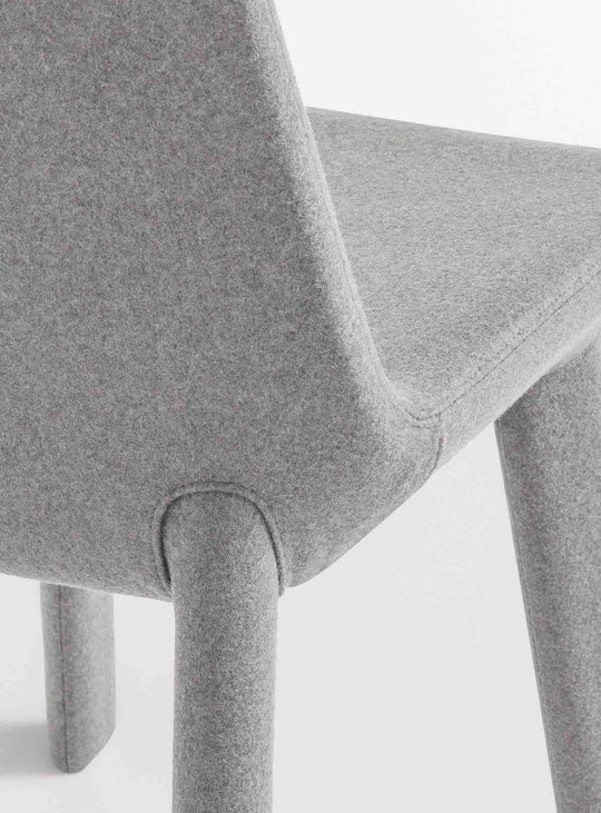 Chaise Blu Dot Neat : une assise contemporaine aux matériaux de qualité. gris clair