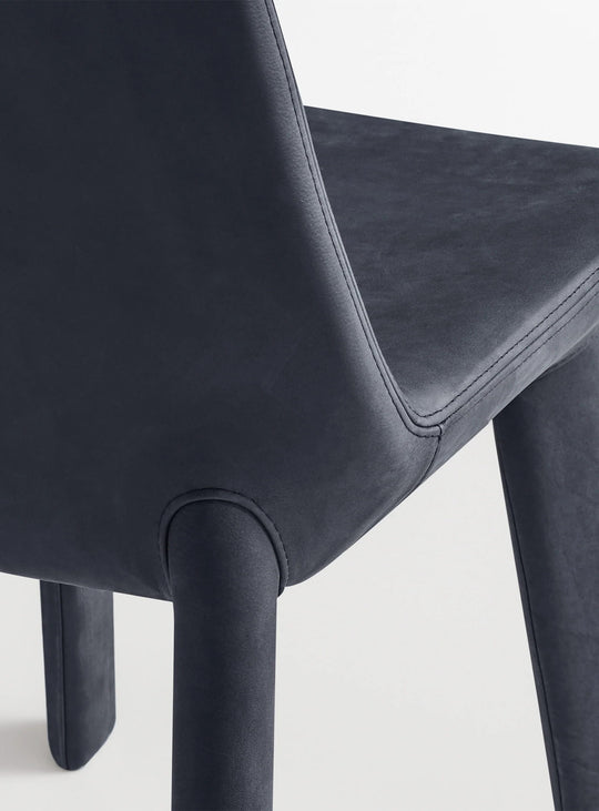 Découvrez la chaise Blu Dot Neat, une chaise design aux courbes douces et élégantes. ink leather