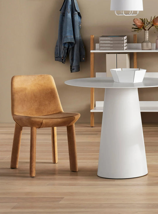 Chaise Blu Dot Neat : une assise entièrement tapissée au design doux et contemporain. camel leather
