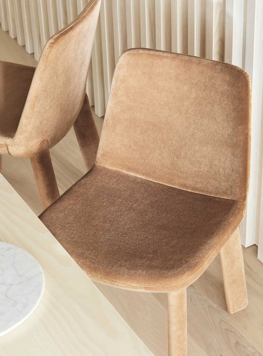 Chaise Blu Dot Neat : une assise élégante idéale pour une salle à manger contemporaine. copper velvet