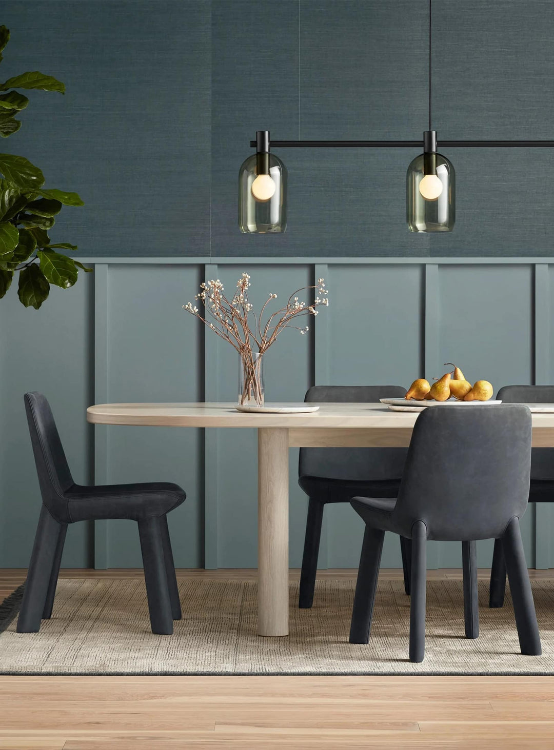 Chaise Blu Dot Neat : une chaise contemporaine qui marie confort et style avec élégance. ink leather