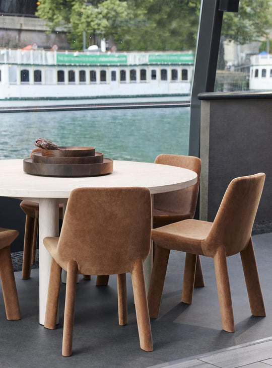 La chaise Blu Dot Neat séduit par son style original et sa fabrication durable. copper velvet