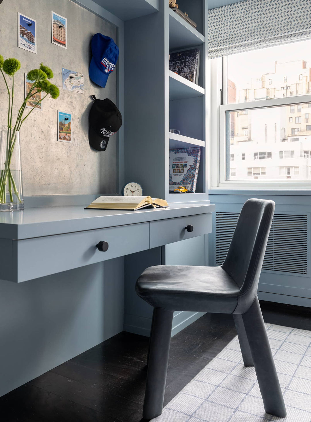 Chaise Blu Dot Neat : une chaise design disponible dans un large choix de tissus et cuirs. ink leather