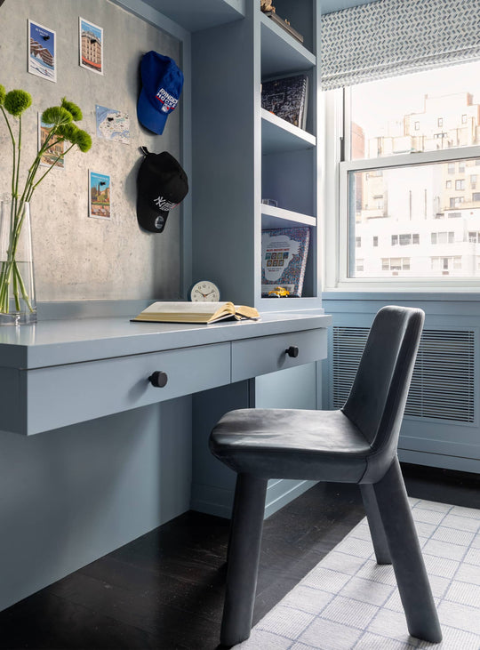 Chaise Blu Dot Neat : une chaise design disponible dans un large choix de tissus et cuirs. ink leather
