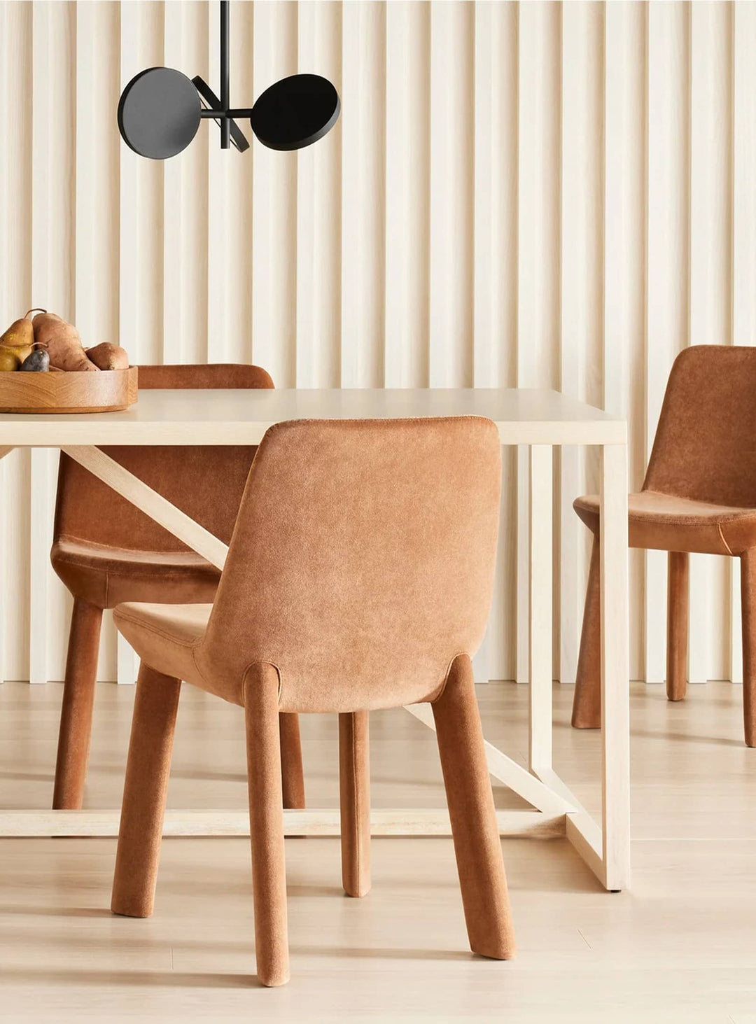 La chaise Blu Dot Neat offre un confort enveloppant grâce à sa mousse moulée. copper velvet