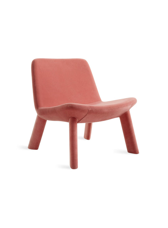 Chaise lounge Neat de Blu Dot, allure douce et structure robuste. corail
