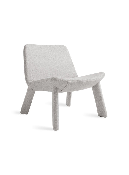 Chaise lounge Neat de Blu Dot, silhouette fluide et confort cocon. gris clair.