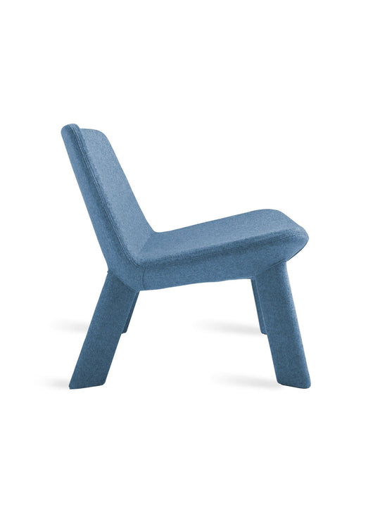 Chaise lounge Neat de Blu Dot, design continu et assise moelleuse. bleu