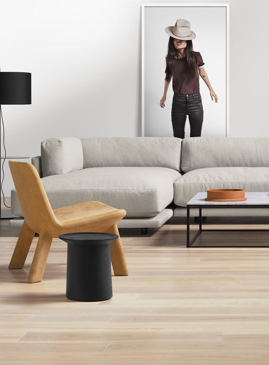 Chaise lounge design Neat de Blu Dot, douceur enveloppante et allure fluide. cuir camel