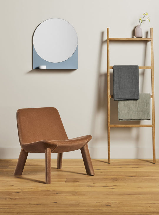 Chaise lounge Neat de Blu Dot, confort total et design épuré. cuivre.