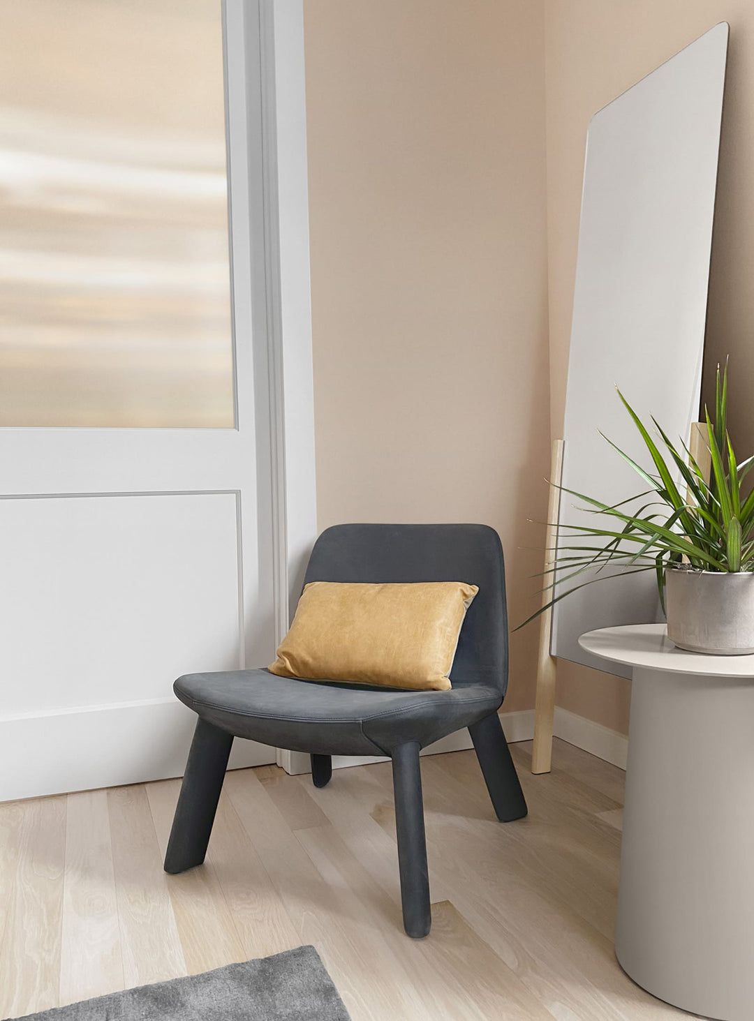 Chaise lounge Neat de Blu Dot, charme décontracté et contemporain. cuir noir