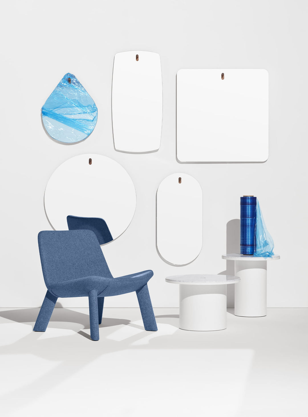 Chaise lounge design Neat de Blu Dot, rembourrage intégral et élégance. bleu