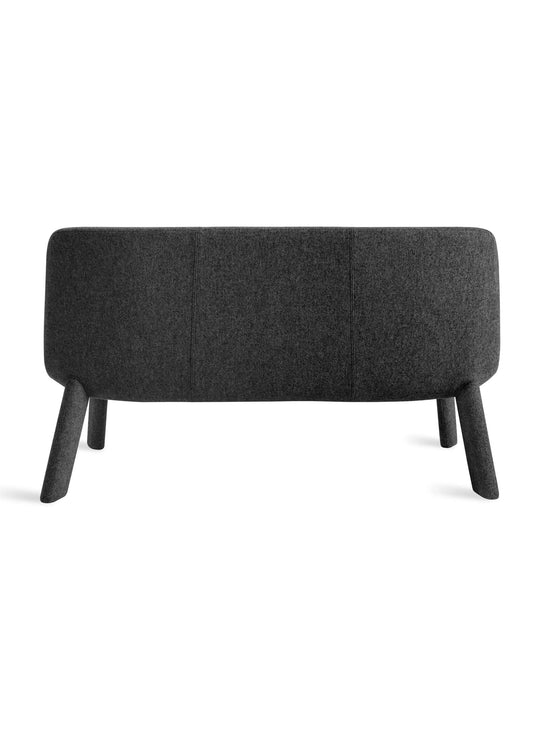 Sofa 2 places Neat Blu Dot : canapé design, silhouette douce et confortable. charbon