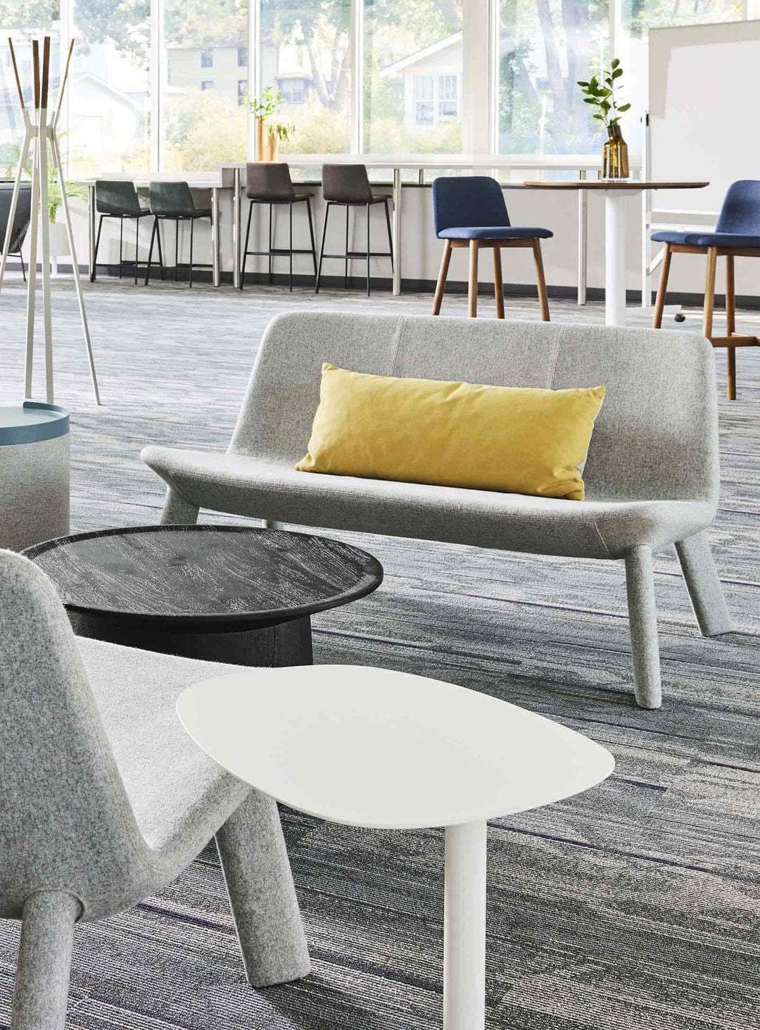 Sofa 2 places Neat Blu Dot : sofa design, forme arrondie et confort moderne. gris clair