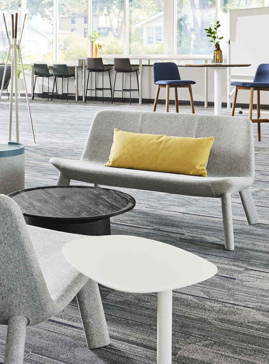 Sofa 2 places Neat Blu Dot : sofa design, forme arrondie et confort moderne. gris clair