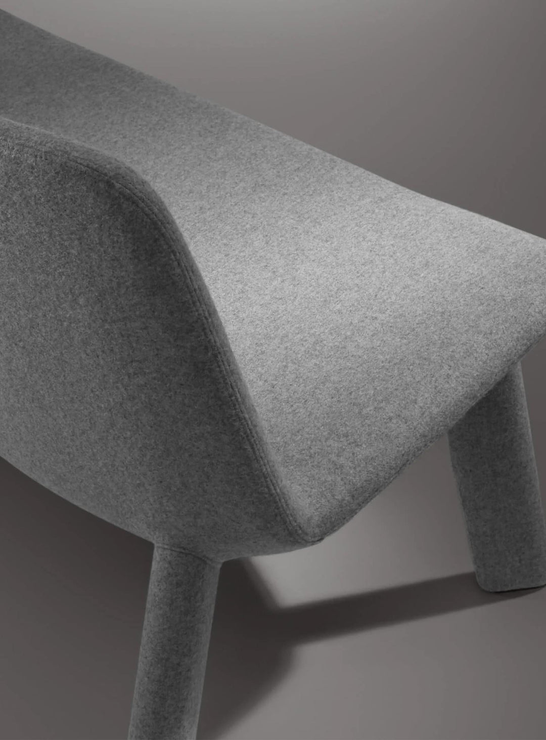 Sofa 2 places Neat Blu Dot : canapé moderne, forme sculpturale et douce. gris clair