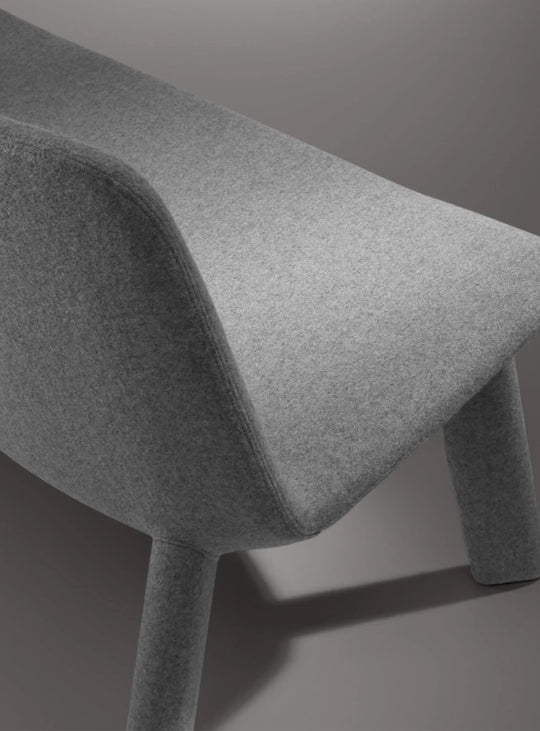 Sofa 2 places Neat Blu Dot : canapé moderne, forme sculpturale et douce. gris clair