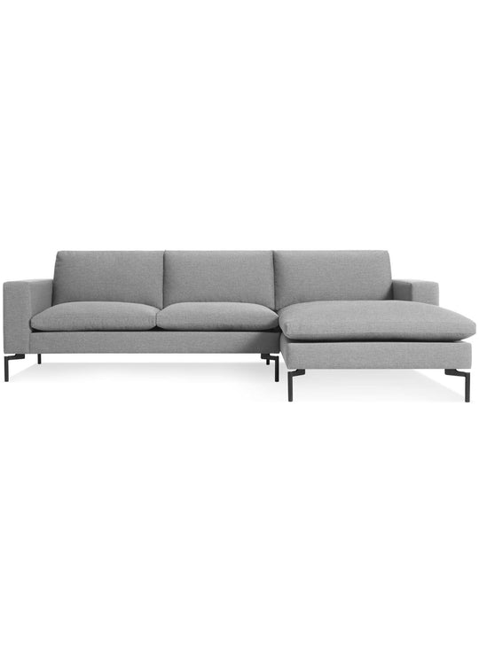 Le sofa sectionnel Blu Dot New Standard allie lignes nettes et confort enveloppant. gris spritzer
