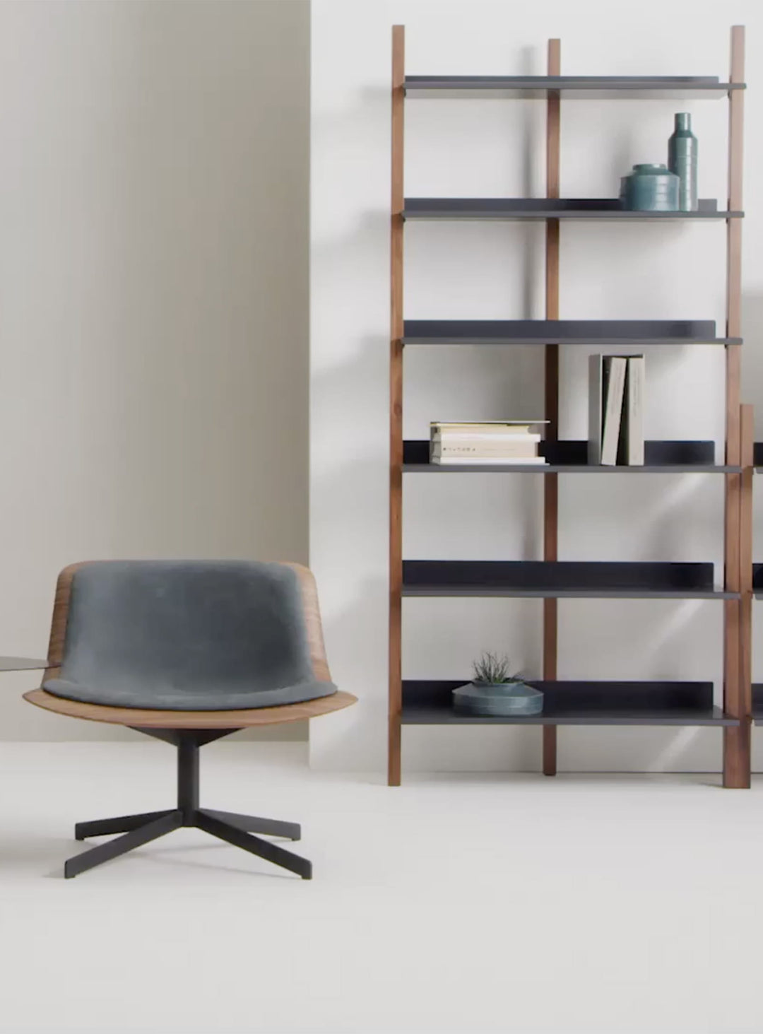 Blu Dot Nonesuch : chaise lounge robuste et confortable pour tout intérieur. Noyer et gris foncé.