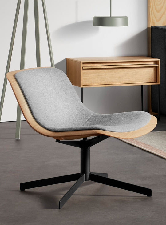 Chaise lounge Nonesuch de Blu Dot : design fluide et confort d’exception. Chêne et gris clair.