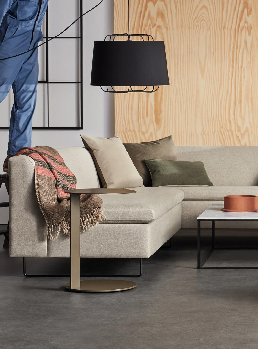 Table d’appoint Note Blu Dot au design graphique en acier, idéale près d’un canapé ou fauteuil. vert olive