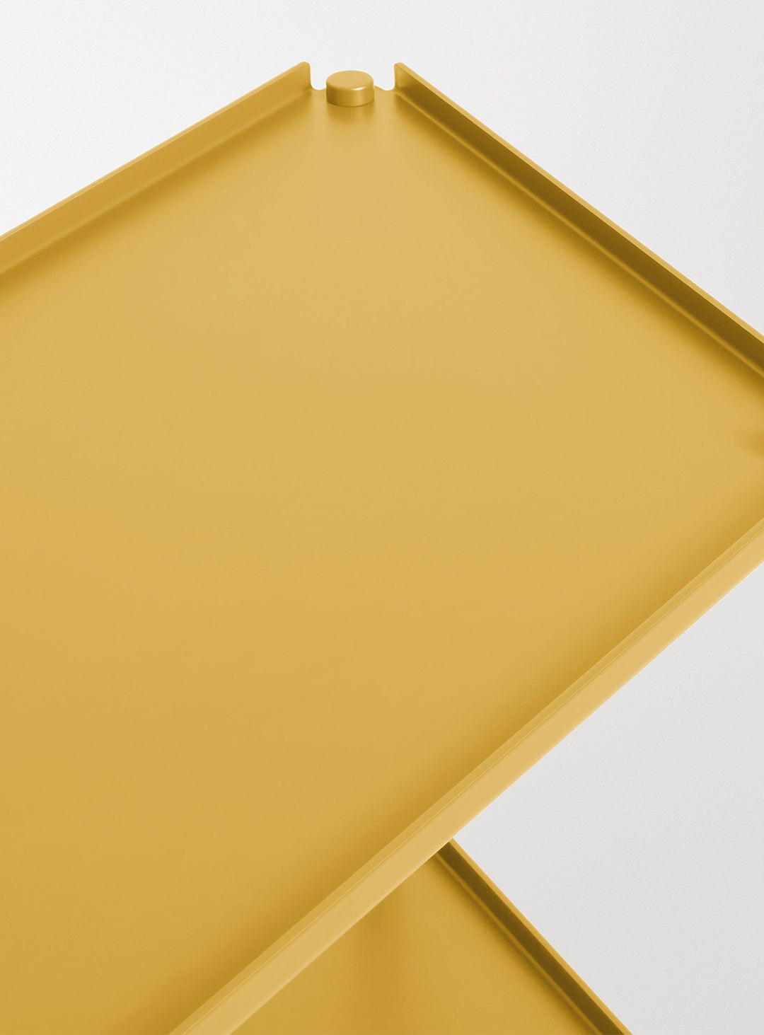 Bibliothèque Not for Nothing de Blu Dot, design trapézoïdal audacieux. moutarde