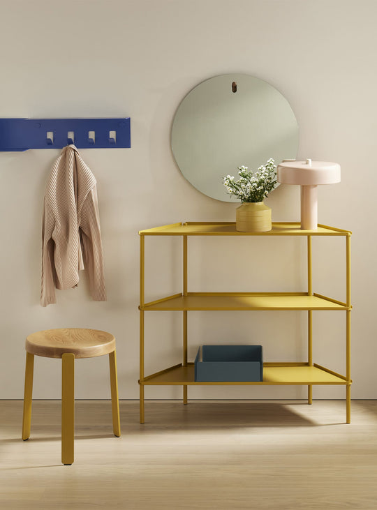 Bibliothèque Not for Nothing de Blu Dot, design géométrique et épuré. moutarde