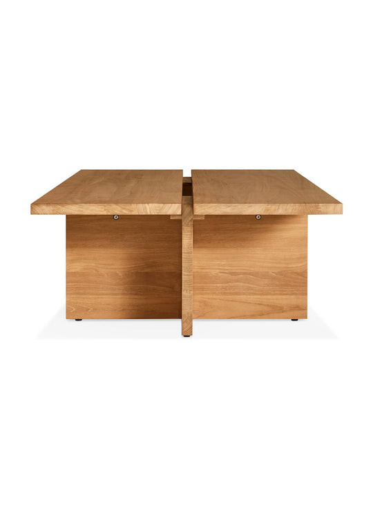 Table à café NowThen de Blu Dot mobilier en teck résistant aux intempéries.