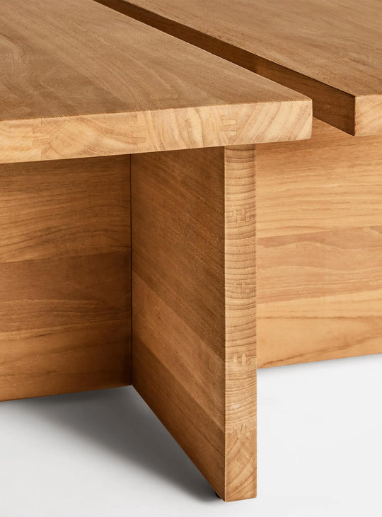 Table à café NowThen de Blu Dot plateau en lattes drainantes élégantes.