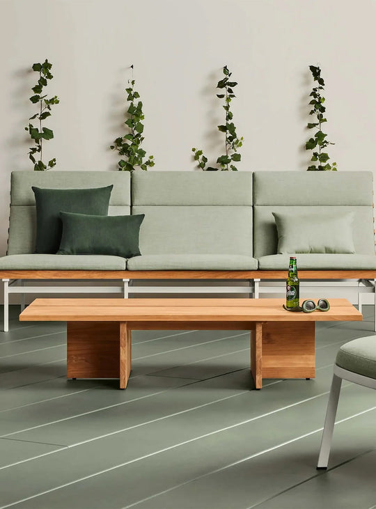 Table à café NowThen de Blu Dot en teck massif FSC pour intérieur et extérieur.