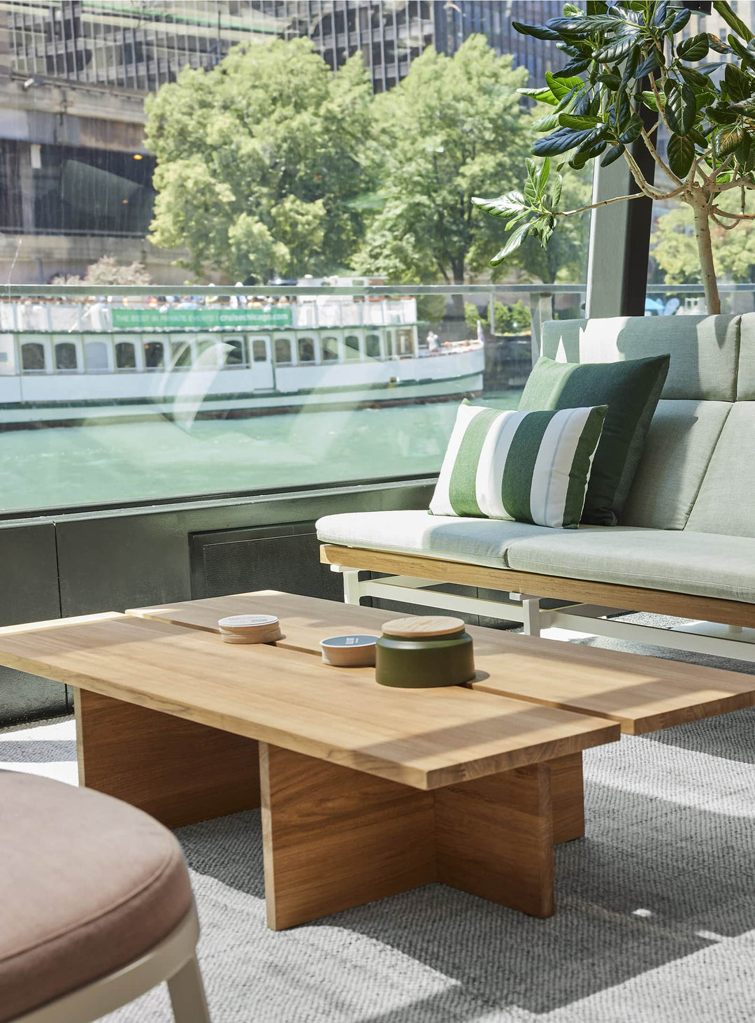 Table à café NowThen de Blu Dot teck FSC durable pour extérieur.