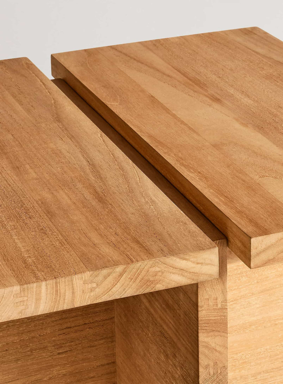 Table d’appoint NowThen de Blu Dot parfaite entre deux fauteuils.