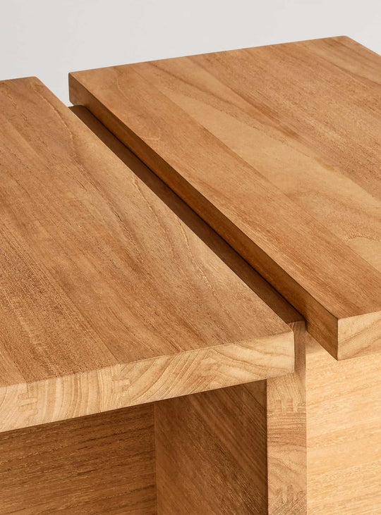 Table d’appoint NowThen de Blu Dot parfaite entre deux fauteuils.