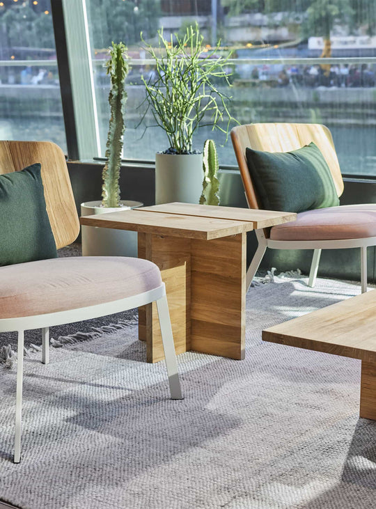 Table d’appoint NowThen de Blu Dot en teck massif FSC design sculptural.