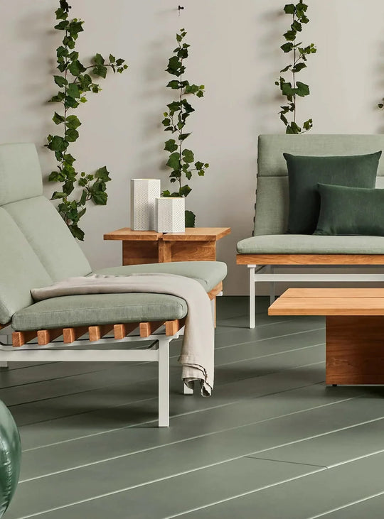 Table d’appoint NowThen de Blu Dot bois durable et style minimaliste.