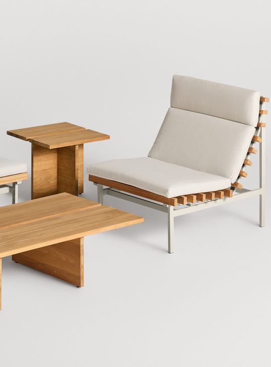 Table d’appoint NowThen de Blu Dot plateau en lattes drainantes.