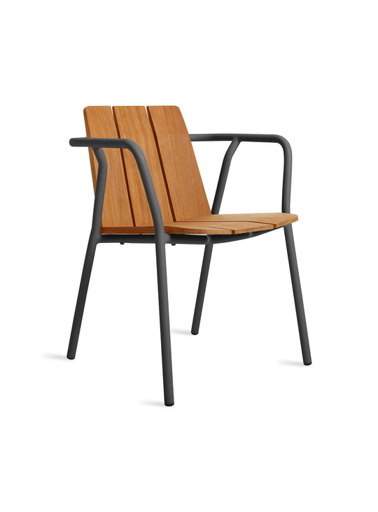 Chaise Offline de Blu Dot empilable avec assise en teck massif. noir