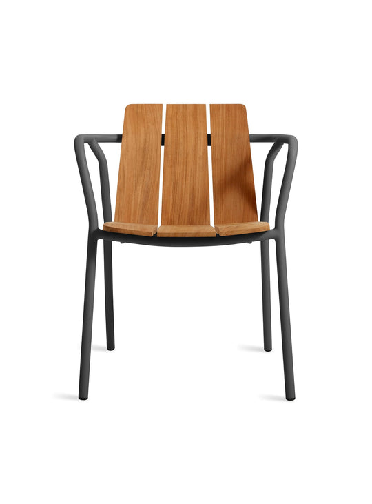 Chaise Offline de Blu Dot teck naturel et structure aluminium robuste. noir