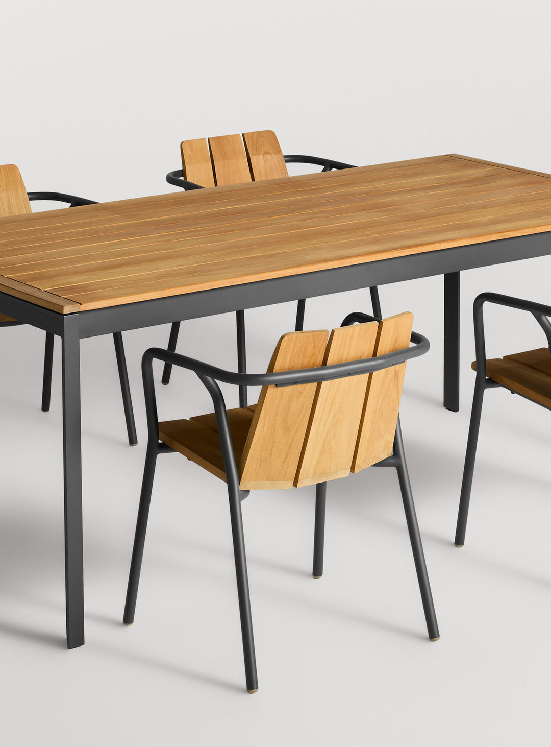 Chaise Offline de Blu Dot teck certifié FSC et base aluminium stable. noir