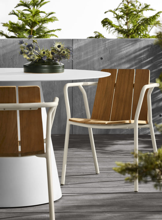 Chaise Offline de Blu Dot en teck FSC et aluminium thermolaqué. blanc