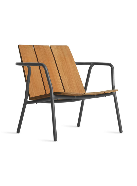 Chaise lounge Offline de Blu Dot siège bas élégant en teck massif. noir