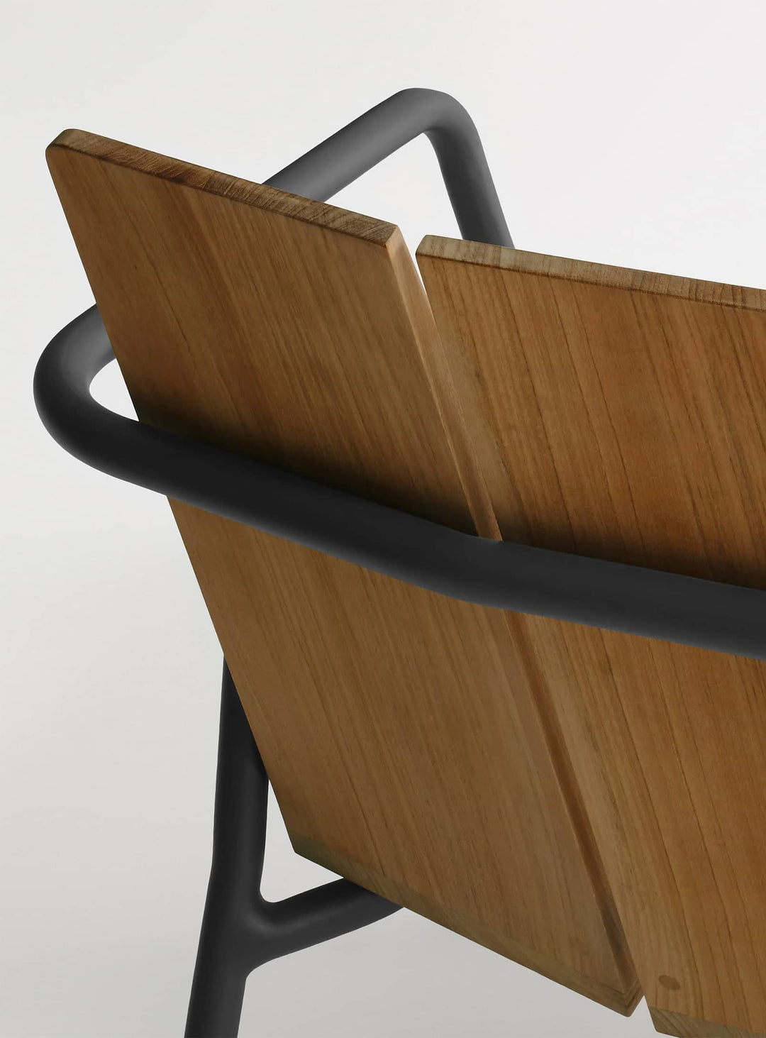 Chaise lounge Offline de Blu Dot élégance naturelle pour extérieur. noir