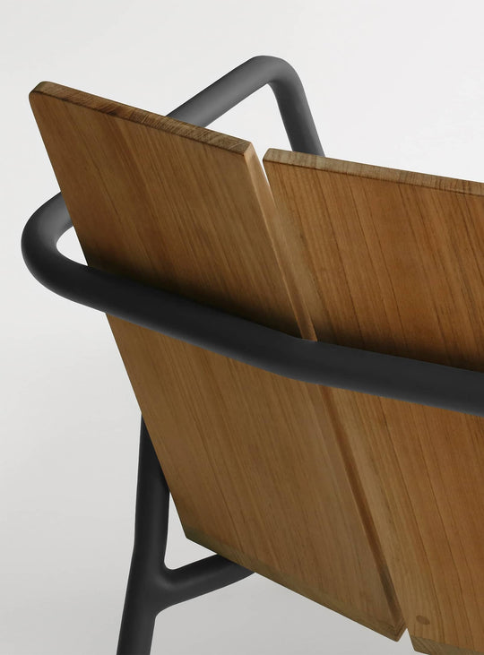 Chaise lounge Offline de Blu Dot élégance naturelle pour extérieur. noir